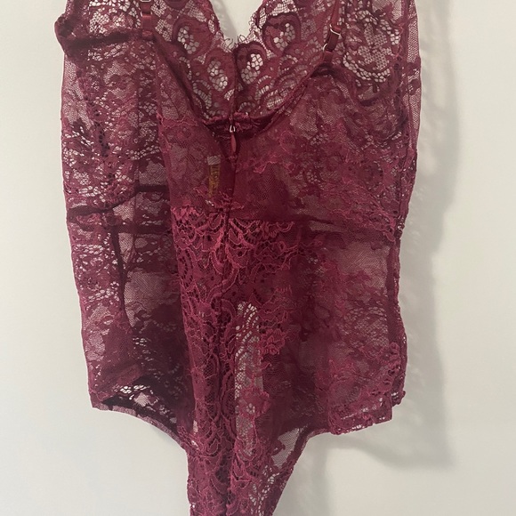 Oh Polly SHEER WE GO FLORAL LACE BODYSUIT - Picture 4 of 5